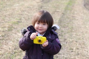 Passt perfekt in kleine Kinderhände: Die Nikon Coolpix S32. (c) 2014 Uwe Fischer