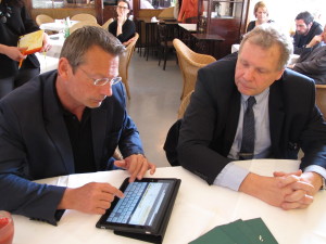 Josef Schneider (l.), Geschäftsführer von hpc Dual, und Michael Butz (r.), Geschäftsführer von A-Trust präsentieren gemeinsam die Verbindung von elektronischer Unterschrift, Briefbutler und e-Tresor. (c) 2014 Uwe Fischer 