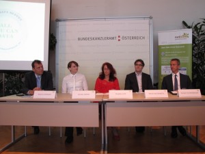 Pressekonferenz zur Vorstellung des Open Data Portal Österreich. Auf dem Podium von links nach rechts: Roland Ledinger (Betreichsleiter IKT-Strategie im Bundeskanzleramt), Claudia Garad (Geschäftsführerin Wikimedia Österreich), Brigitte Lutz (Sprecherin Cooperation OGD, Stadt Wien),  Martin Kaltenböck (Managing Partner Semantic Web Company und Boardmember Open Knowledge Foundation Österreich), Norbert Schöfberger (Generaldirektor Hewlett-Packard Österreich). (c) 2014 Uwe Fischer 