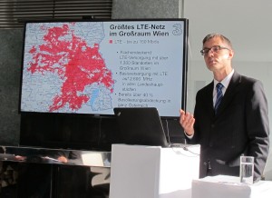 Drei CEO Jan Trionow präsentiert auf einer Landkarte, wie weit die LTE-Versorgung seines Unternehmens im Großraum Wien bereits reicht. Bis Ende 2015 soll eine österreichweite Netzabdeckung von 98 Prozent erreicht werden. (c) 2014 Uwe Fischer 