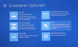Wenn sich Windows 8 noch starten lässt, kann man das UEFI auch erreichen, wenn man in der Charm-Bar unter "Einstellungen" und "Ein/Aus" bei gedrückter Hochstelltaste die Option "Neustart" auswählt. Aber Vorsicht, wer nicht ganz genau weiß, was er tut, sollte davon lieber die Finger lassen!