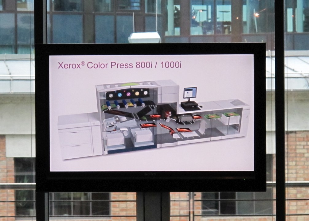 Der schematische Aufbau des neuen Xerox-Druckers. Ganz oben sind die fünf Druckwerke für die vier Standard-Toner und die Metallic Dry Ink zu erkennen. 