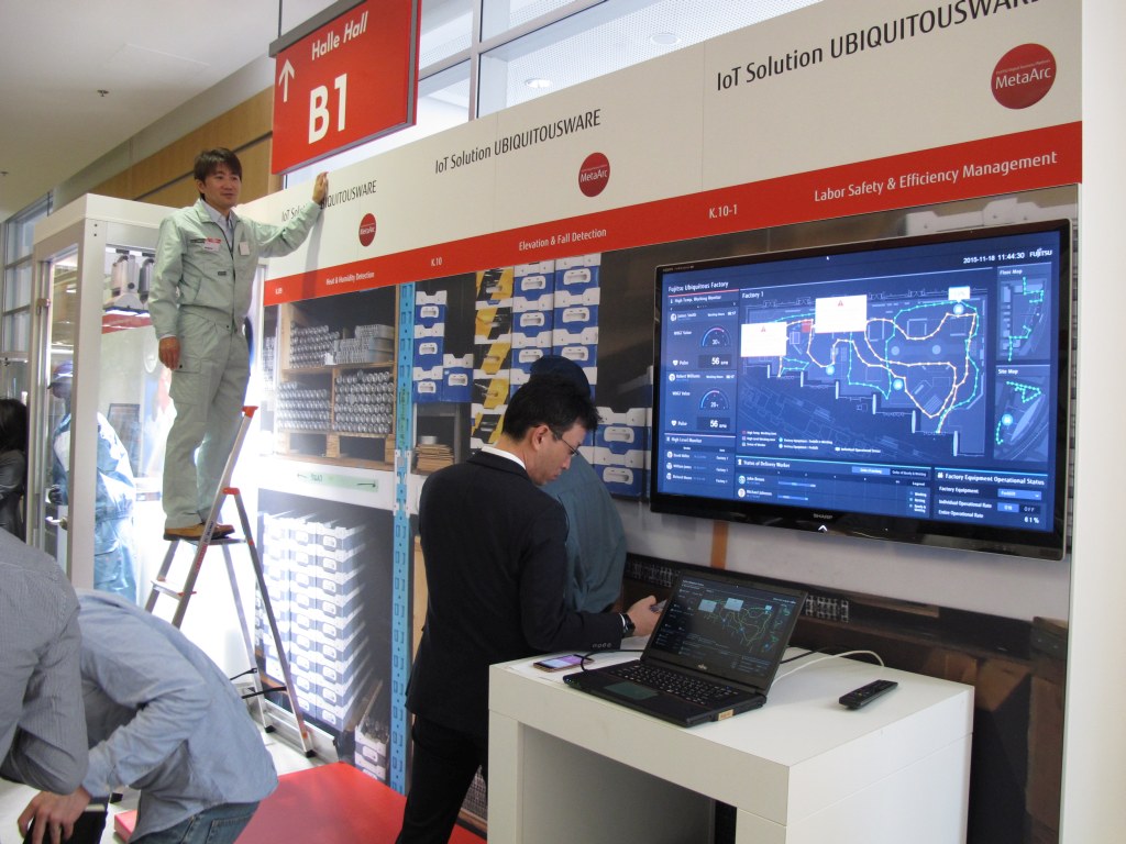 In einer simulierten Arbeitsumgebung wurde auf dem Fujitsu Forum 2015 gezeigt, wie der Mensch zu seiner eigenen Sicherheit in ein Netzwerk eingebunden werden kann. (c) 2015 Uwe Fischer